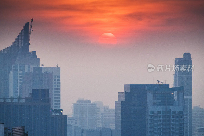 全景城市景观商业区(silom, Sathorn，曼谷，曼谷，泰国)从高空看高楼在黄昏